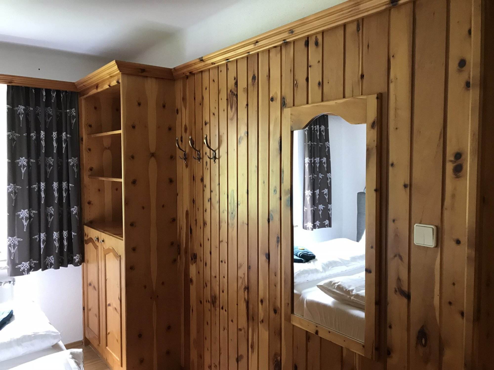 Doppelzimmer ohne Balkon Version 2 - Holzwand